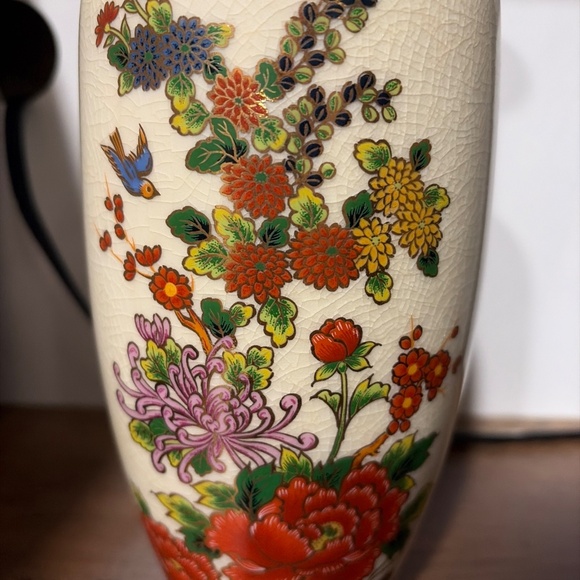 Vintage Yamato Handcrafted Porcelain Vase with Floral Design - Picture 2 of 6